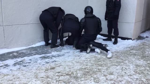 Орусияда дем ала албай жатам деген жаранды полиция басып алды.