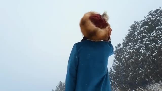 Кыргыз кызынын улуттук кыз куумай оюнун сноуборддо чагылдырган видеосу
