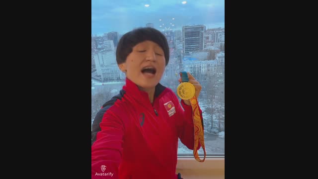 Башын кыймылдата ырдаган Айсулуу Тыныбекова