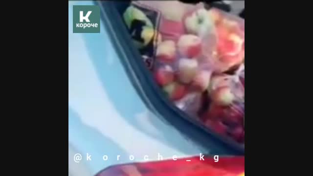 Ак Үйдүн алдында алма сатылууда
