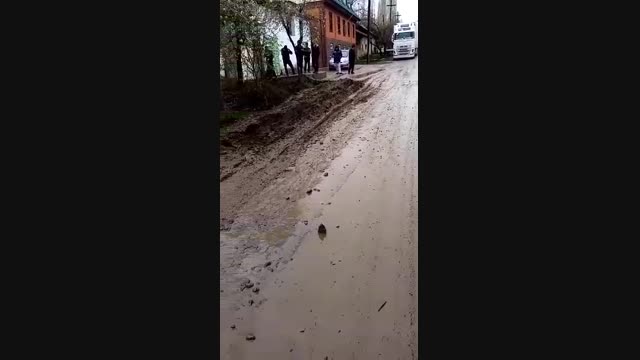 Жүк ташыган унаалар өтүп атып жолдор 2-3 күндө чөгүп кетти 