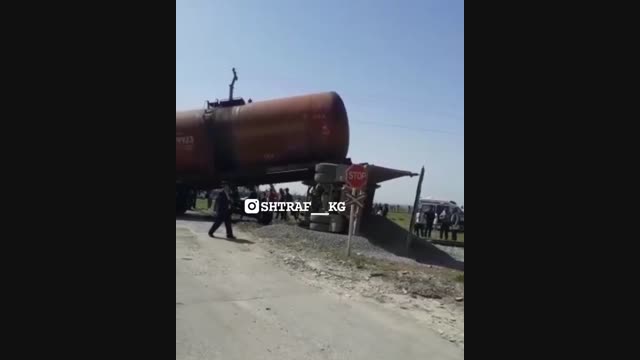 Жалал-Абадда жүк ташуучу унаа менен поезд сүзүштү