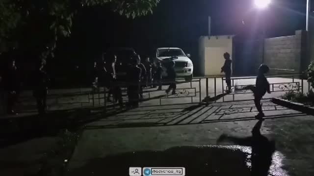 Баткенде эвакуацияланган балдар ойноп жатышат
