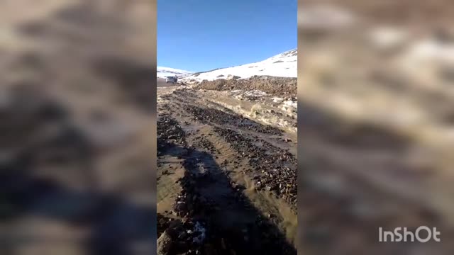 Өтмөк ашуусунда жолду суу каптап жатат