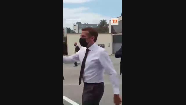 Эммануэль Макронду жолугушуу учурунда белгисиз жаран жаакка чапты