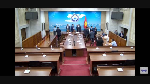 Отурумда мушташа кете жаздаган депутаттар элдешти