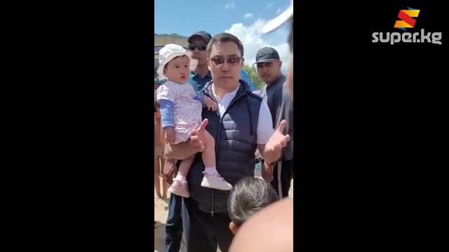 Садыр Жапаров көл жээгинде эс алуучулар менен жолукту