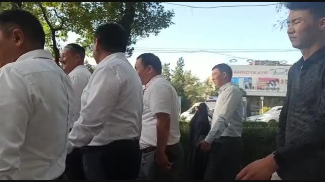 Мэр Таалайбек Сарыбашов шаардын көчөлөрүн кыдырып жүрөт