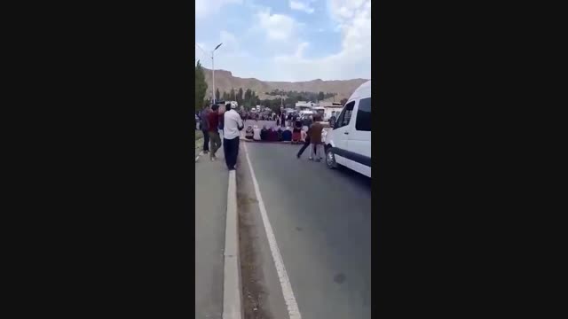 Жергиликтүү тургундар Ош-Исфана жолун жаап койушту 