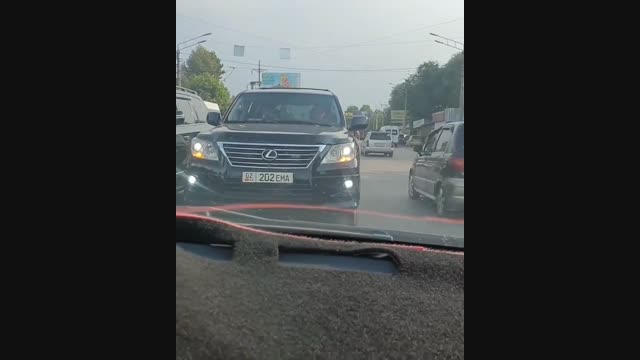 Эмил Токтошев жол эрежесин бузгандагы видео