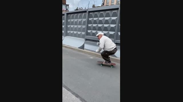 73 жаштагы скейтбордист