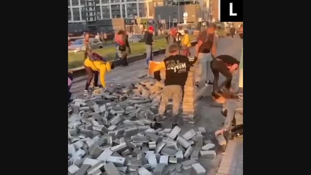 Орусиянын Менделеев бульварында жергиликтүү эл тротуарды калыбына келтирип жатышат