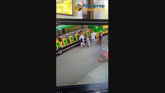 Бишкекте чөнтөк уурулар видеого түшүп калышкан. Милиция шектүү келиндерди издеп жатат