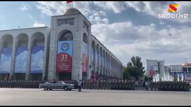 Эгемендүүлүк күнүнө карата аянтта парад