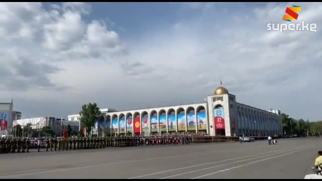 Аянтта парад уланууда