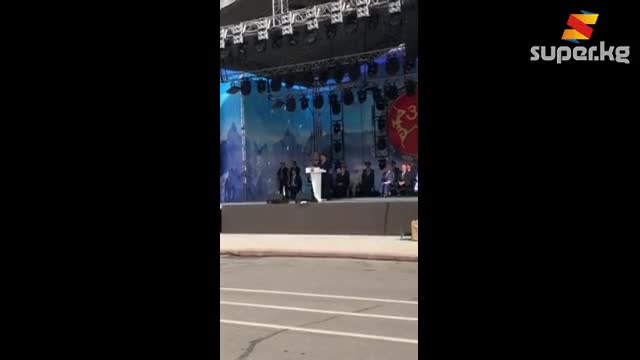 Садыр Жапаров Эгемендүүлүк күнүнө карата сөз сүйлөп жатат