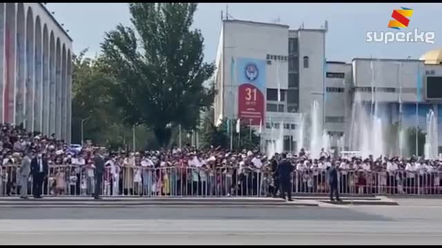 Парадды көрүп келген эл