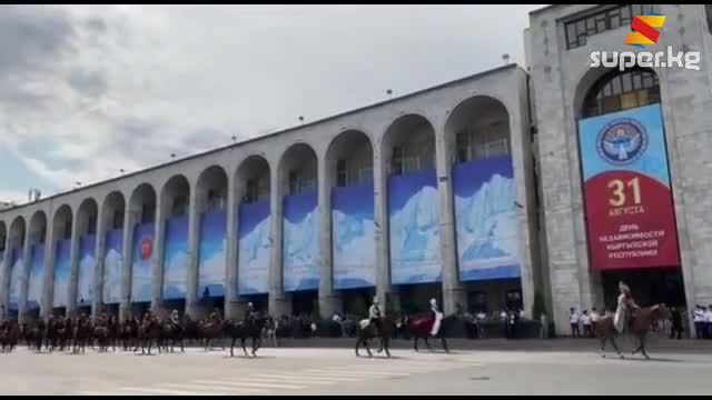 Маданият кызматкерлери ат менен параддан өтүштү