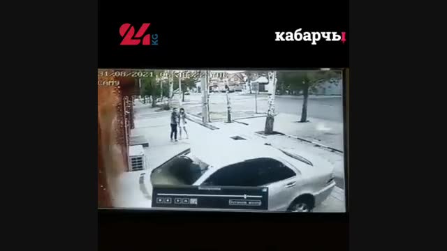 Бишкекте жеңил унаа алгач жөө адамды сүзүп, андан соң кафени сүзүп токтогон 