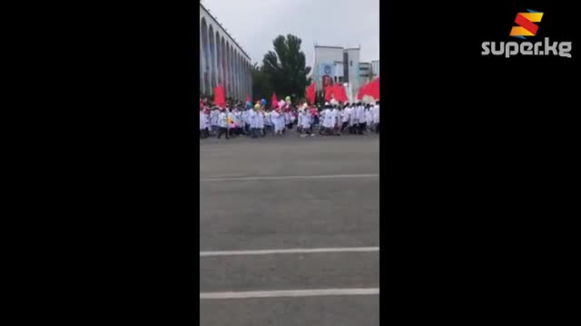 Ак халатчандар, спортчулар, студенттер,окуучулар жана маданият кызматкерлери параддан өтүштү