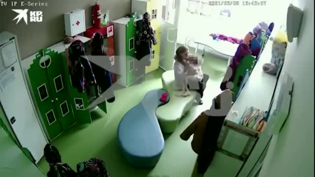 Бала бакчанын тарбиячысы беш жашар баланы скотч менен байлап койгон