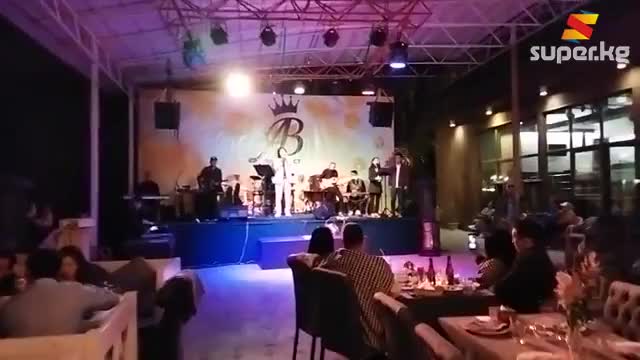  Рыскелди Осмонкулов "Күзгү кусалык" аталышындагы жеке концерттин берүүдө