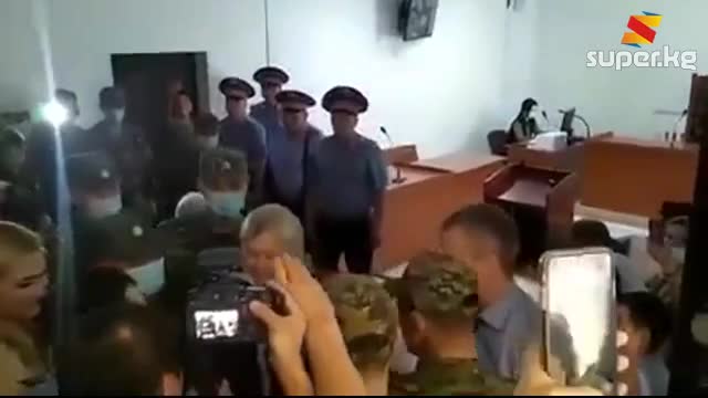 Уулу менен учурашып... Алмазбек Атамбаевди сот отурумуна алып келген видео