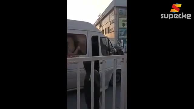 "Мындай шартка карабай жакында жол кире акысы көтөрүлөт" дейт окурман.
