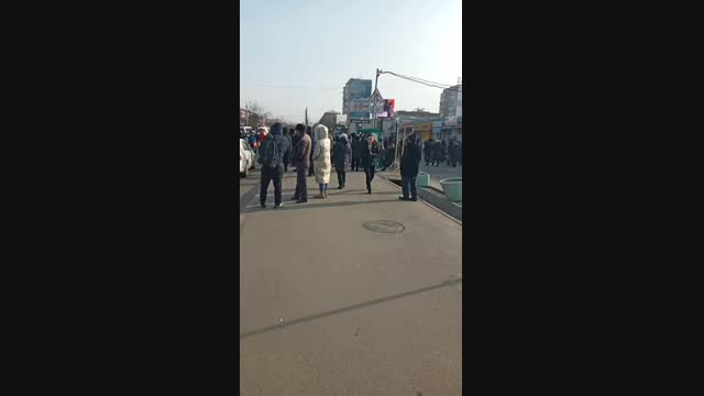 Орто-Сай базарынын соодагерлери жолду тосуп алышты