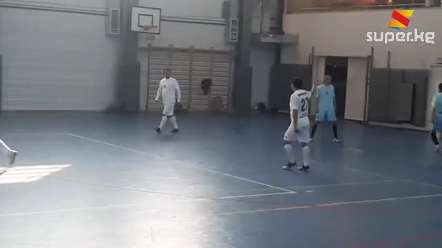 Садыр Жапаров оюн көргөзүп жатат