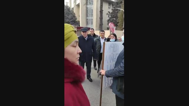 Камчыбек Ташиев аны видеого тарткан активистке уруксат бербей койду