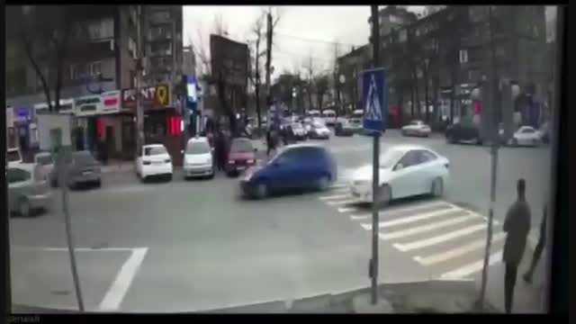Бишкекте Toyota Estima унаасы оодарылып 3 жөө жүргүнчүнү басып кала жаздады