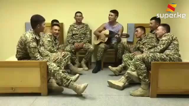 Жоокерлердин "Кыргызстан" ырын ырдап жаткан видеосу