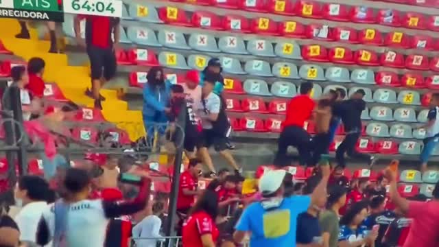 Мексикада футбол учурунда стадиондо күйөрмандар мушташып 17 адам каза болду