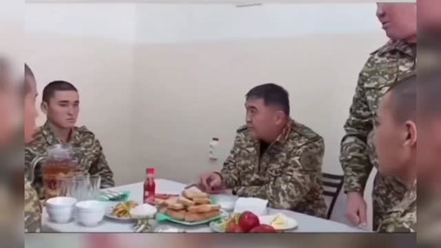 «Колбаса менен сырды күндө жешеби?». Камчыбек Ташиев жоокерлердин тамагын текшерди