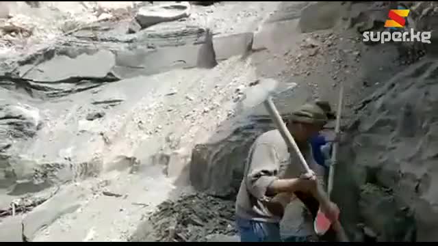 Зардалыга барчу жалгыз аяк жол жабылып, эл ашар жолу менен ондоп жатат 