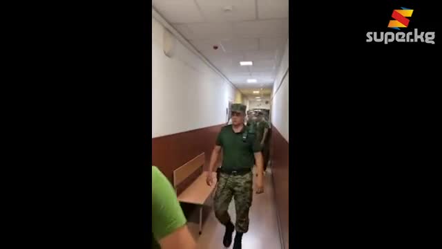 Бишкекте үч адамды өлтүрүү: Чынтемир Аширалиев сотко алынып келинди