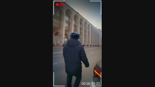 Бишкекте патрулдук милиция айымдарды келе жаткан майрамы менен куттуктады