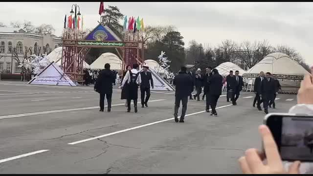 Садыр Жапаров жубайы менен чогуу Ала-Тоо аянтына келди