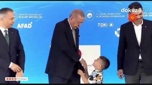 Режеп Тайып Эрдоган колун өппөгөн баланы жаакка чапты
