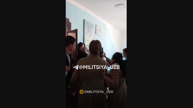 Өзбекстанда окуучу кыздар мугалимин сабап салган видео тарады 