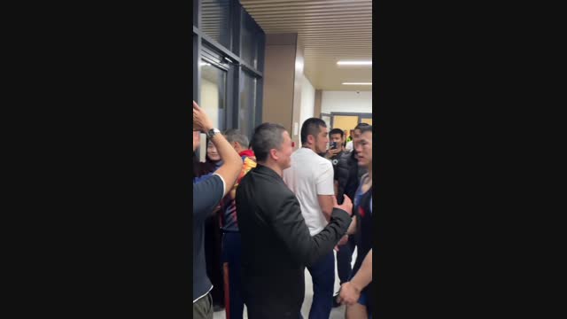 Акжол Махмудов жеңишин жакындары менен бөлүштү