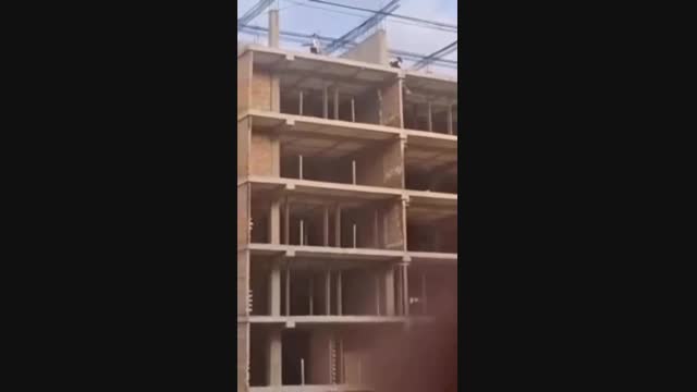 Курулуп жаткан көп кабаттуу имаратка чыккан окуучулардын видеоу тарады