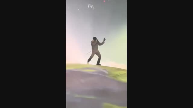 Интернетте Канье Уэсттин "Седая ночь" ырын аткарып жаткан видео тарап жатат