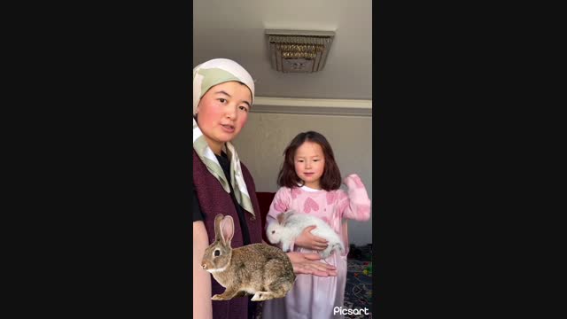 Чет тилде эркин сүйлөгөн кичинекей кыз менен апасынын кадамы коомчулукка үлгү болууда