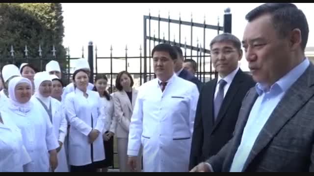 Президент кийинки жылы дарыгерлердин айлык акысы дагы көтөрүлөрүн билдирди