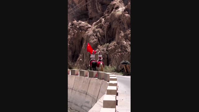 Кытайдан Кыргызстанга атчан сапар алган блогер Ризаа көзүнө жаш алды