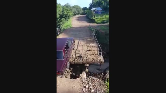 Аксыдагы сел көпүрөнүн жарымын алып кетти