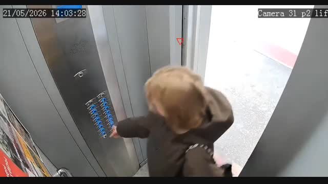 Сургуттагы лифтте пауэрбанк күйүп, кыз кооптуу абалга туш болду