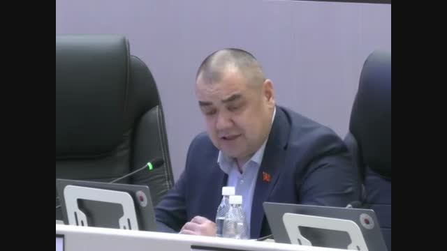 Депутат сунушун берип жатып кесиптешин "чымчып" өттү